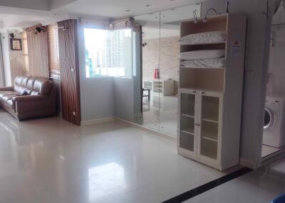 3 bed Condo in The Oleander Khlong Toei Nuea Sub District C019915