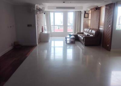 3 bed Condo in The Oleander Khlong Toei Nuea Sub District C019915