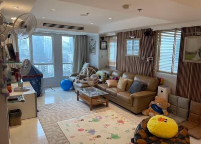 3 bed Condo in The Oleander Khlong Toei Nuea Sub District C019915