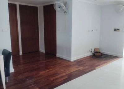 3 bed Condo in The Oleander Khlong Toei Nuea Sub District C019915