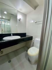 2 bed Condo in Baan Sukhumvit 14 Khlongtoei District C019901