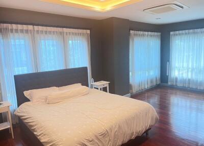 4 bed House in Grand Bangkok Boulevard Rama 9-Srinagarindra Thapchang Sub District H019884