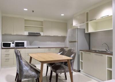 2 bed Condo in Baan Suanpetch Khlong Toei Nuea Sub District C019878