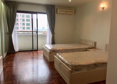 2 bed Condo in Baan Suanpetch Khlong Toei Nuea Sub District C019878
