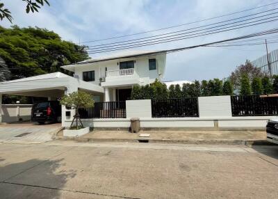 4 bed House in Panya Village Pattanakarn Suanluang Sub District H019868