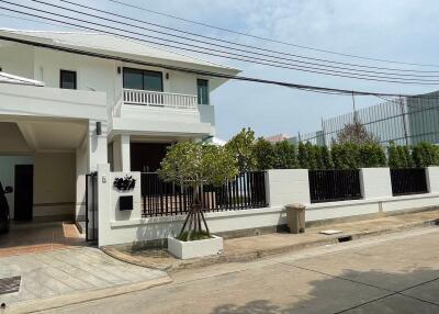 4 bed House in Panya Village Pattanakarn Suanluang Sub District H019868