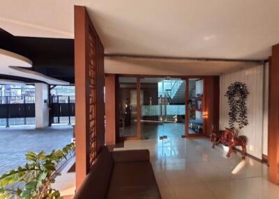 7 bed House Khlong Tan Nuea Sub District H019643