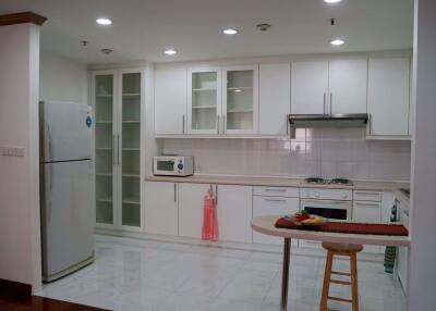 2 bed Condo in Baan Suanpetch Khlong Toei Nuea Sub District C019579