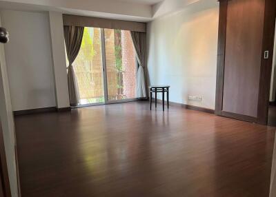 2 bed Condo in Baan Rom Yen Phrakhanongnuea Sub District C019540