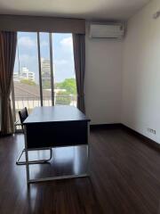 2 bed Condo in Baan Rom Yen Phrakhanongnuea Sub District C019539