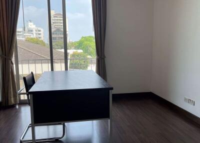 2 bed Condo in Baan Rom Yen Phrakhanongnuea Sub District C019539