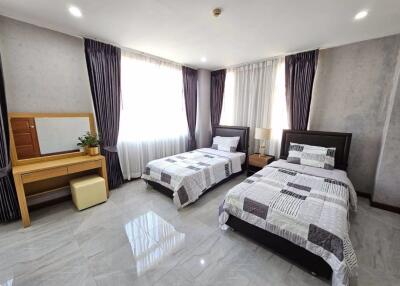 2 bed Condo in Baan Klang Krung Resort (Ratchada 7) Din Daeng District C019536
