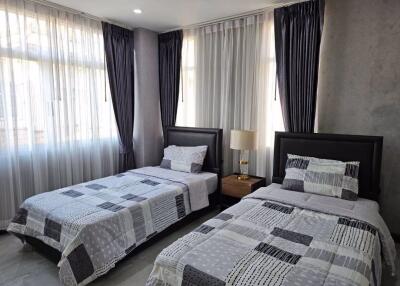 2 bed Condo in Baan Klang Krung Resort (Ratchada 7) Din Daeng District C019536