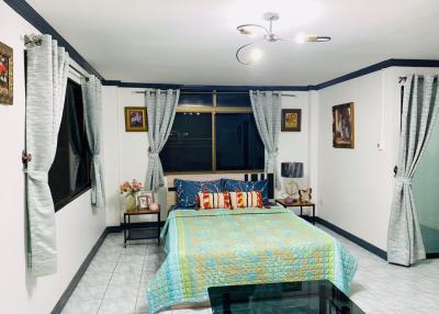5 bed House in Royal Nakarin Villa Prawet District H019457