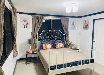5 bed House in Royal Nakarin Villa Prawet District H019457