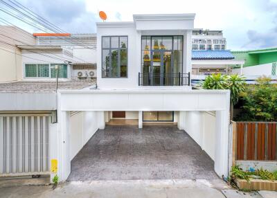 3 bed House Khlong Tan Nuea Sub District H019372