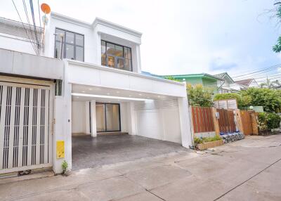 3 bed House Khlong Tan Nuea Sub District H019372