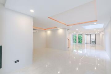 3 bed House Khlong Tan Nuea Sub District H019372