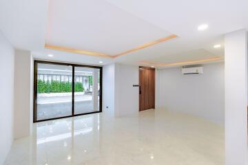 3 bed House Khlong Tan Nuea Sub District H019372