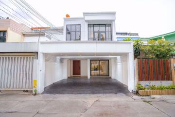 3 bed House Khlong Tan Nuea Sub District H019372