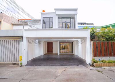 3 bed House Khlong Tan Nuea Sub District H019372