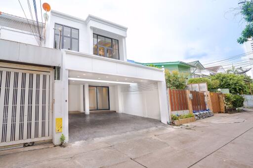 3 bed House Khlong Tan Nuea Sub District H019372