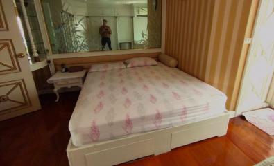 4 bed Condo in Saichol Mansion Khlong San District C019345