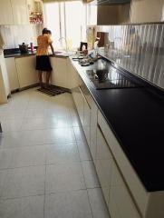 4 bed Condo in Saichol Mansion Khlong San District C019345