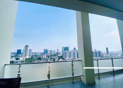 2 bed Duplex in Baan Nonsi Sathon District D019305