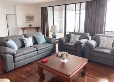 3 bed Condo in Royal River Place Yan Nawa District C019289