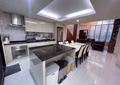 3 bed House Silom Sub District H019236