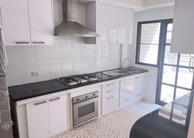 3 bed Condo in Cosmo Villa Khlongtoei District C019180