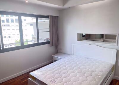 3 bed Condo in Cosmo Villa Khlongtoei District C019180