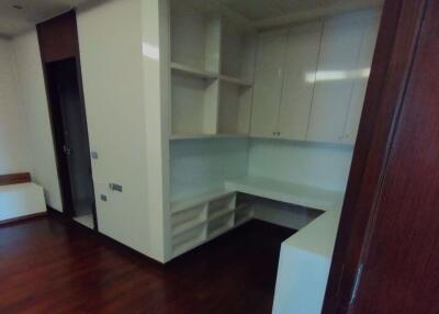 3 bed Condo in L6 Residence Sathon District C019148