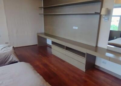 3 bed Condo in L6 Residence Sathon District C019148