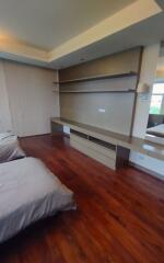 3 bed Condo in L6 Residence Sathon District C019148