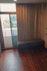 3 bed Condo in L6 Residence Sathon District C019148