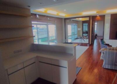 3 bed Condo in L6 Residence Sathon District C019148