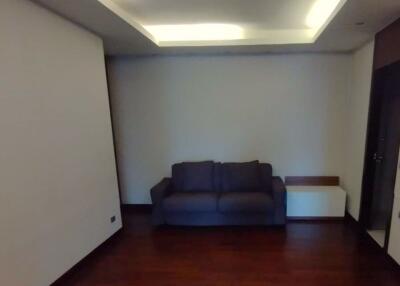 3 bed Condo in L6 Residence Sathon District C019148