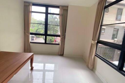 3 bed Condo in Baan Chan Khlong Tan Nuea Sub District C019135