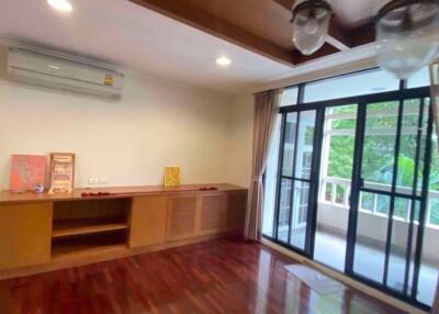 3 bed Condo in Baan Chan Khlong Tan Nuea Sub District C019135