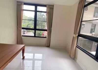 3 bed Condo in Baan Chan Khlong Tan Nuea Sub District C019135