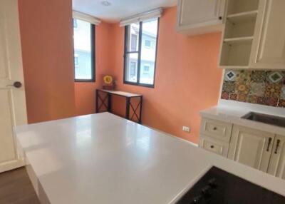 3 bed Condo in Baan Chan Khlong Tan Nuea Sub District C019135