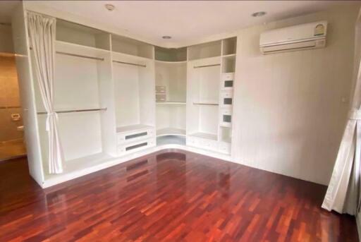 3 bed Condo in Baan Chan Khlong Tan Nuea Sub District C019135