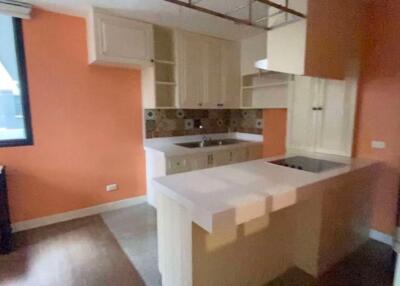 3 bed Condo in Baan Chan Khlong Tan Nuea Sub District C019135