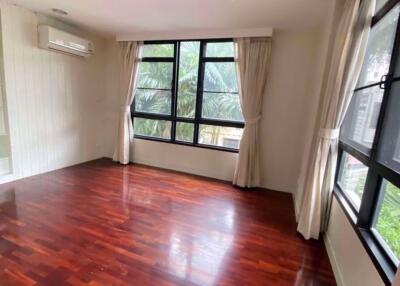 3 bed Condo in Baan Chan Khlong Tan Nuea Sub District C019135