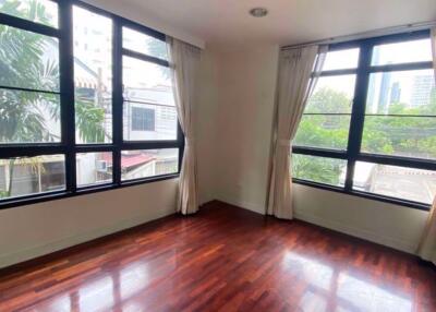 3 bed Condo in Baan Chan Khlong Tan Nuea Sub District C019135