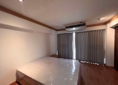 3 bed Duplex in Yada Residential Khlong Tan Nuea Sub District D019134