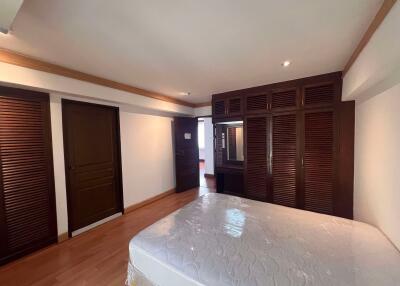 3 bed Duplex in Yada Residential Khlong Tan Nuea Sub District D019134