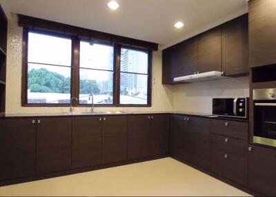 3 bed Condo in Ploenruedee Residence Pathum Wan District C019130